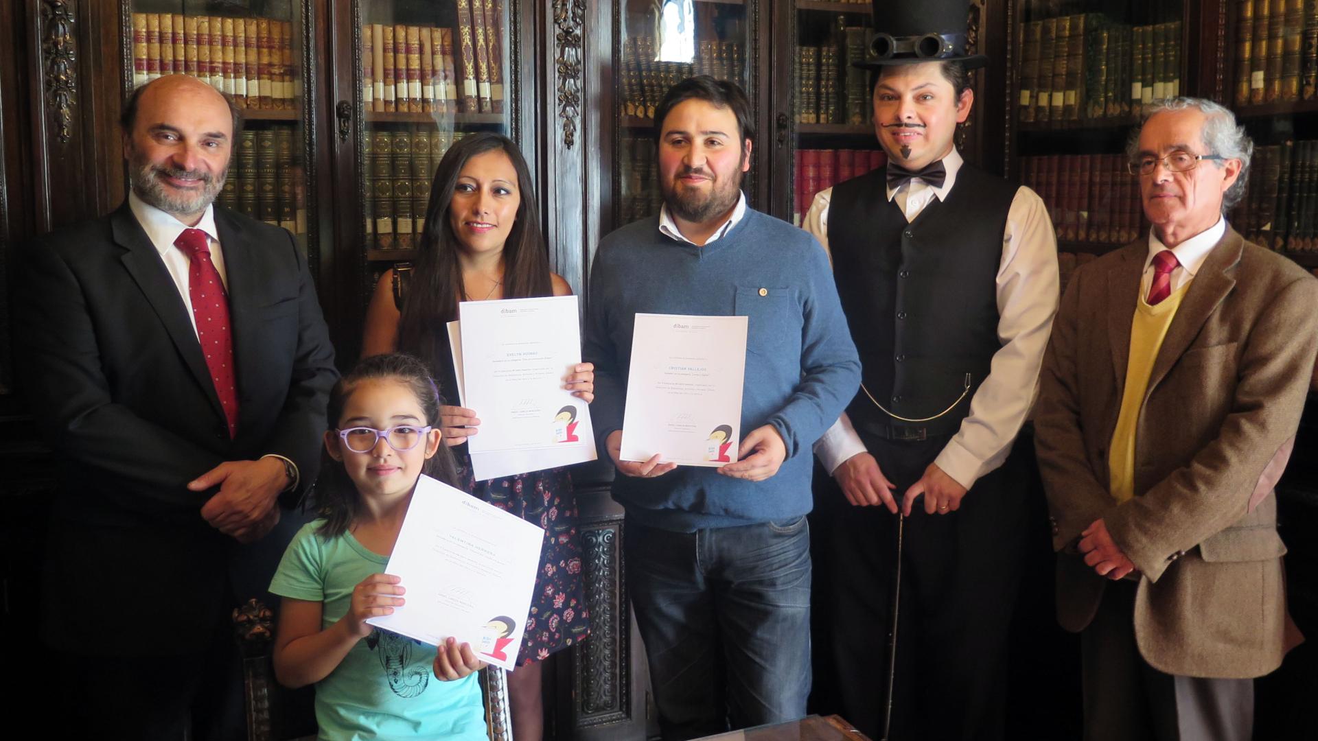 Los ganadores porteños del concurso DIBAM posan junto al Director Ángel Cabeza