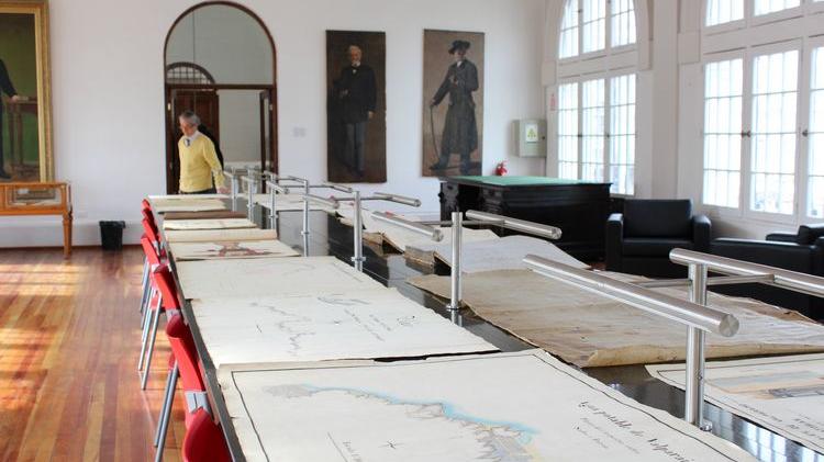 Don Luis Collao en la sala de Investigadores con algunos mapas patrimoniales que están a disposición del público