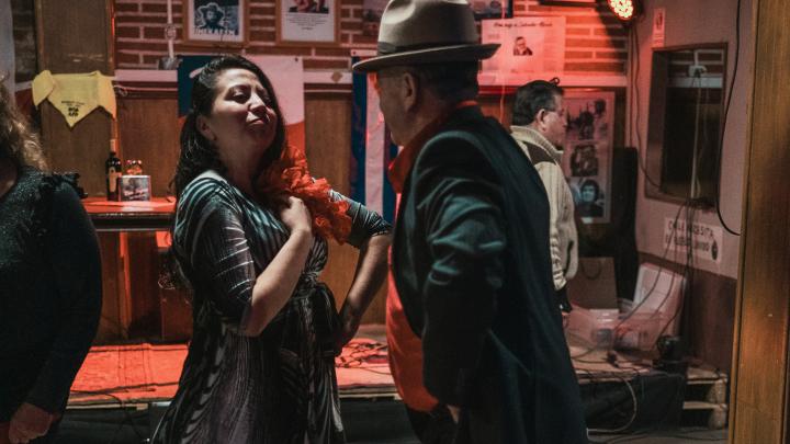 Fotografia de pareja bailando cueca porteña
