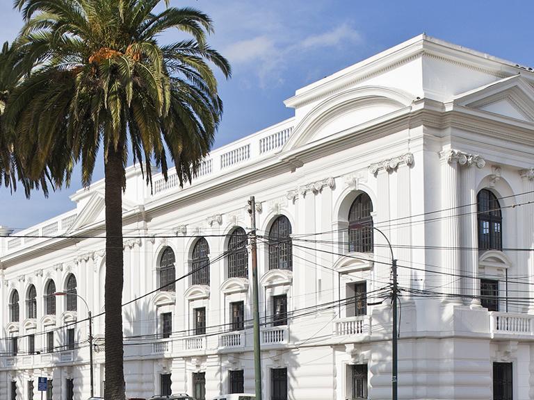 Biblioteca Santiago Severin exterior