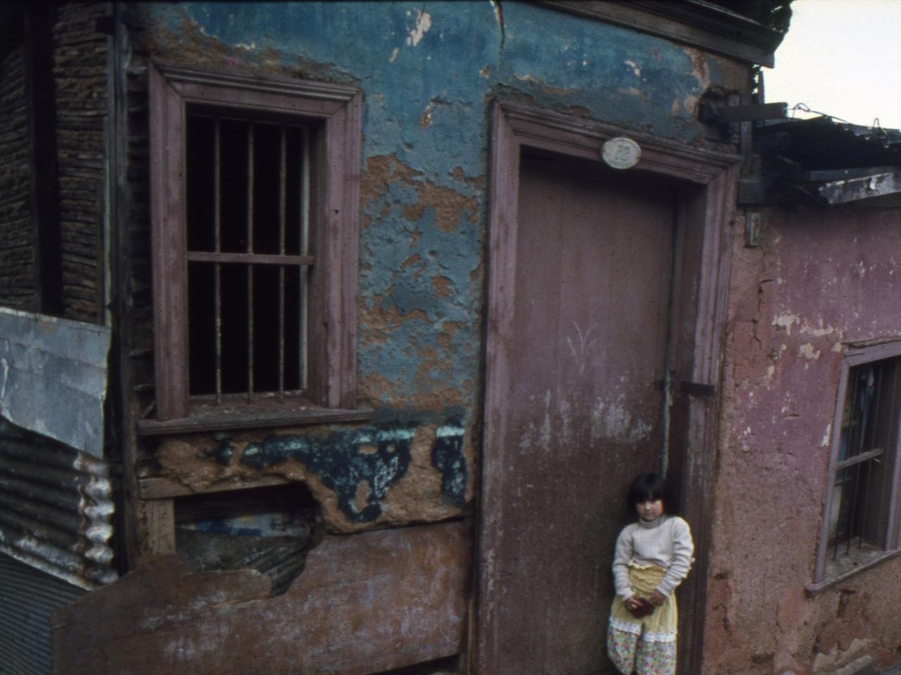 Niña en la puerta de su casa, Cerro Toro