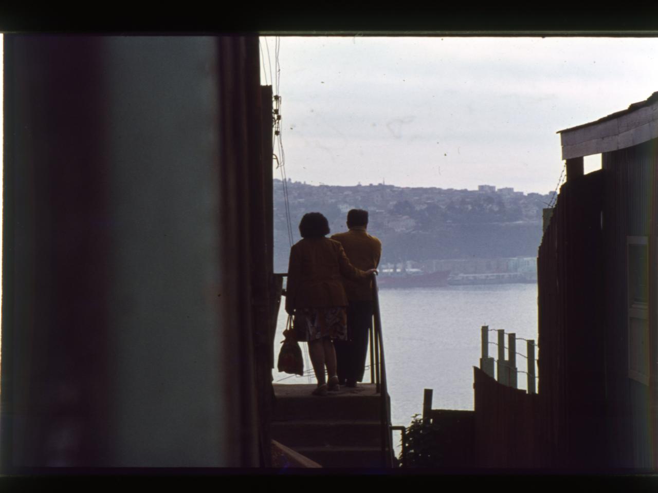 Pareja contempla la bahía desde su casa en el Cerro Barón