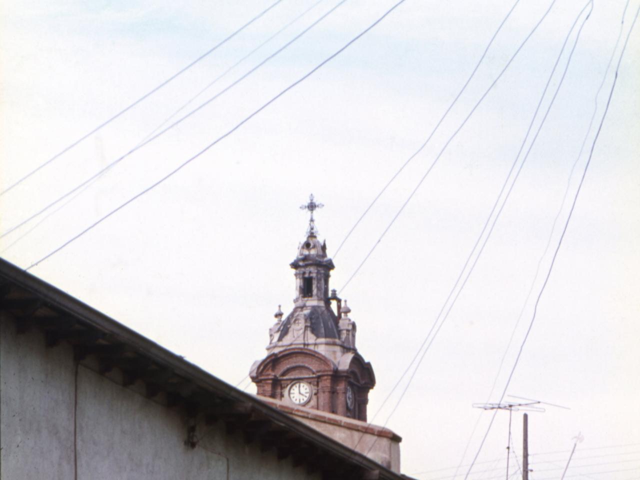 Campanario de la Iglesia San Francisco del Barón, y barrio adyacente