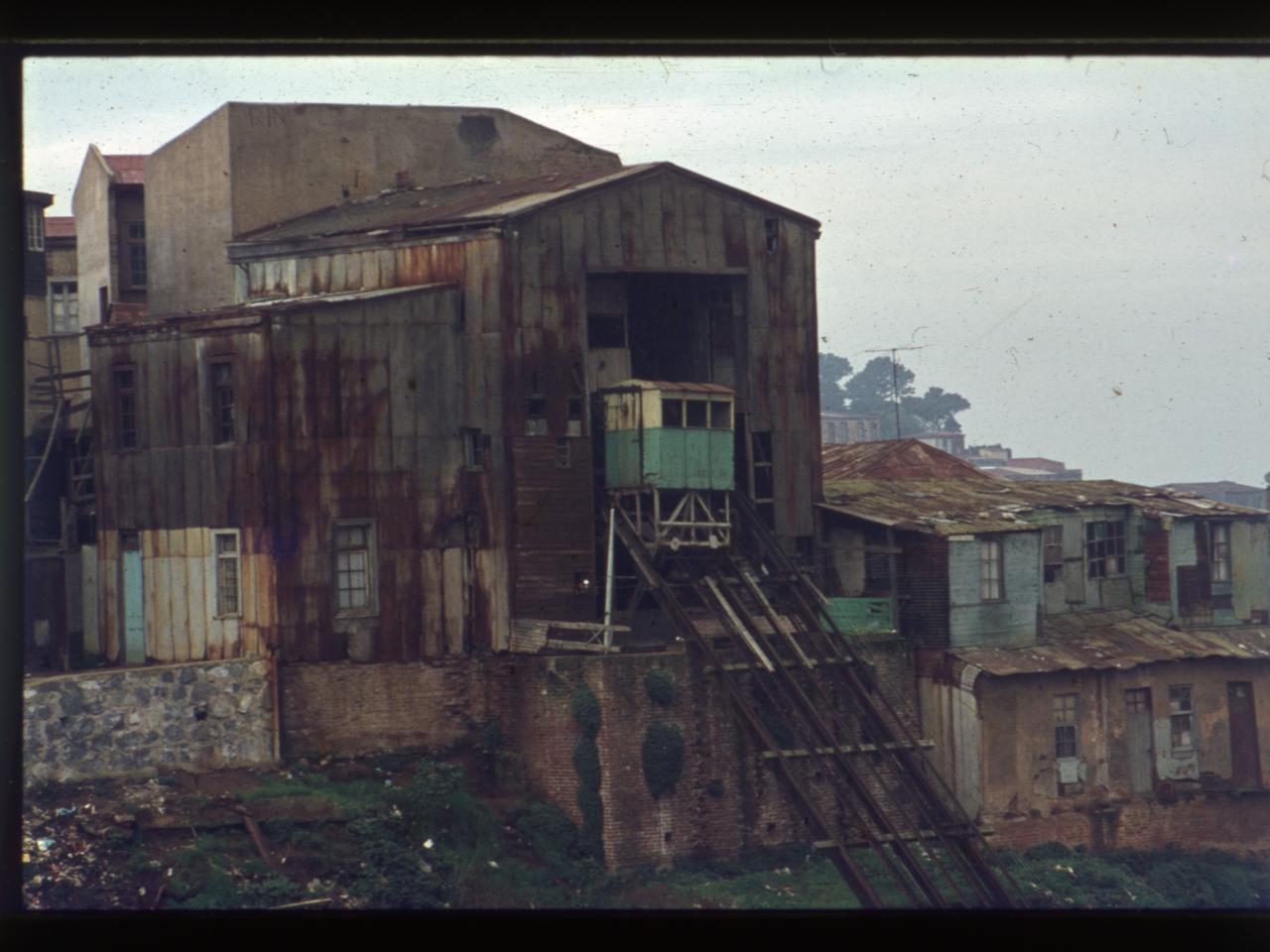 Ascensor Perdices en ruinas