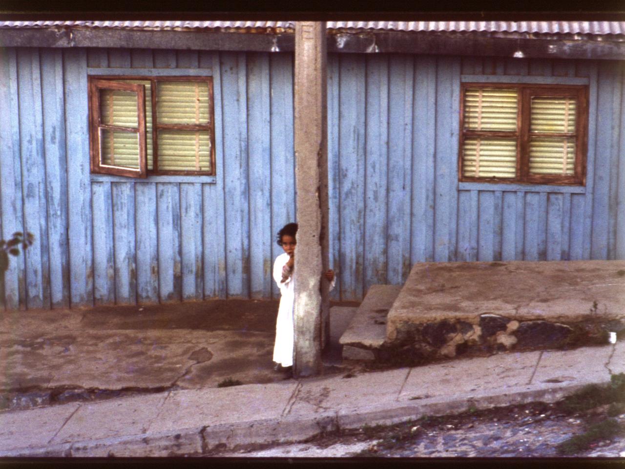 Niña con vestido de Primera Comunión