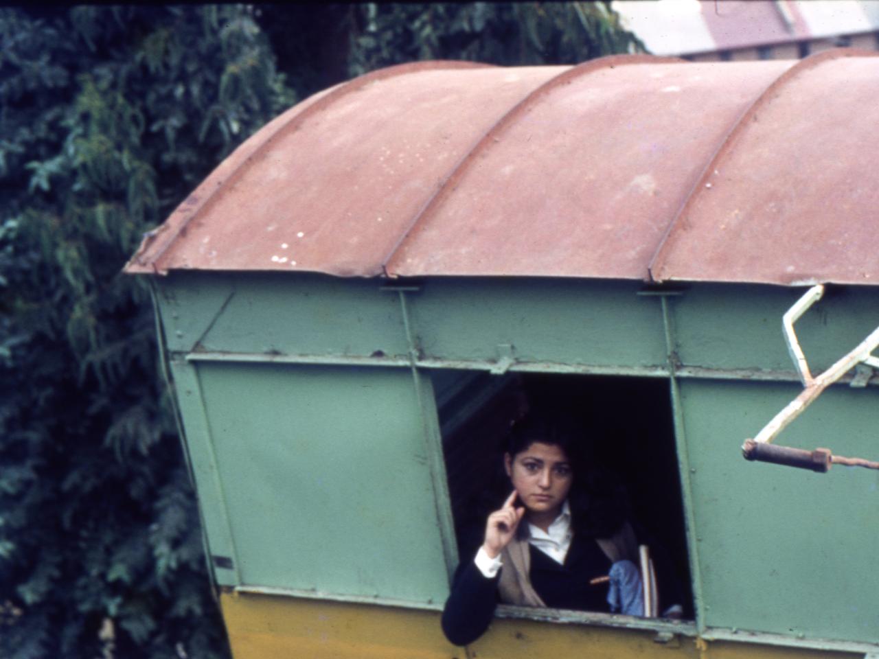 Liceana en un carro del Ascensor Larraín