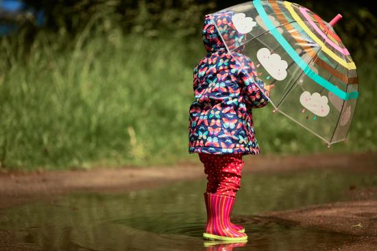 Fotografía de niño con paraguas