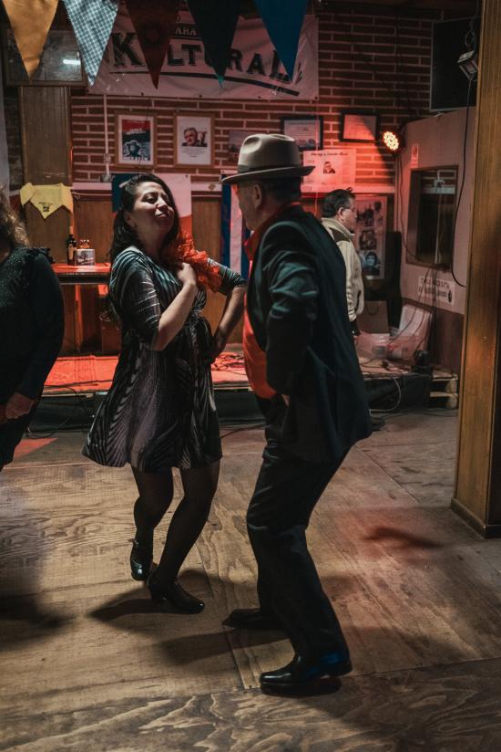 Fotografia de pareja bailando cueca porteña