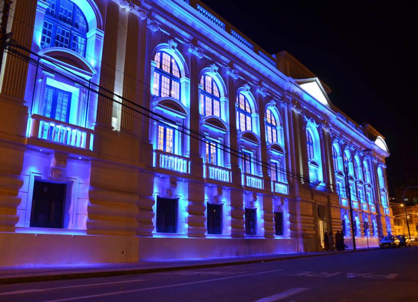 Biblioteca Pública Santiago Severin nocturna