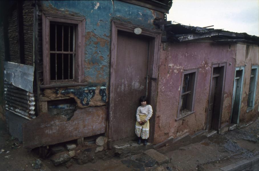 Niña en la puerta de su casa, Cerro Toro