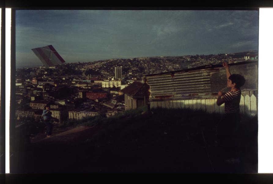 Niños jugando al volantín en los cerros