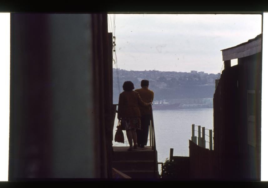 Pareja contempla la bahía desde su casa en el Cerro Barón