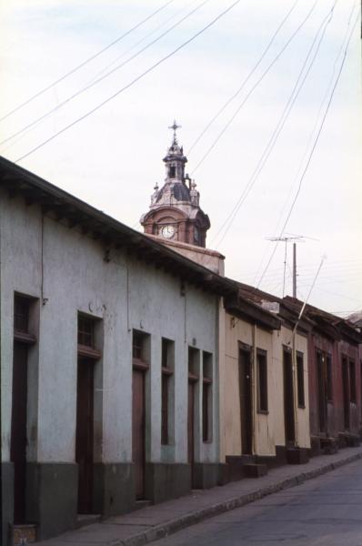 Campanario de la Iglesia San Francisco del Barón, y barrio adyacente