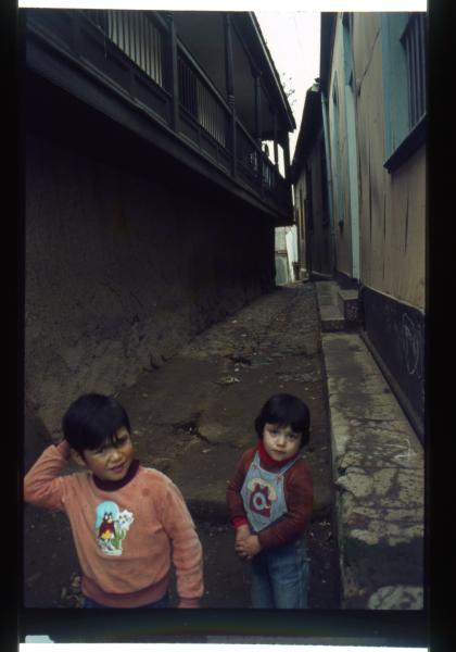 Pasaje en el Cerro Santo Domingo / a la izquierda una de las edificaciones más antiguas de la ciudad