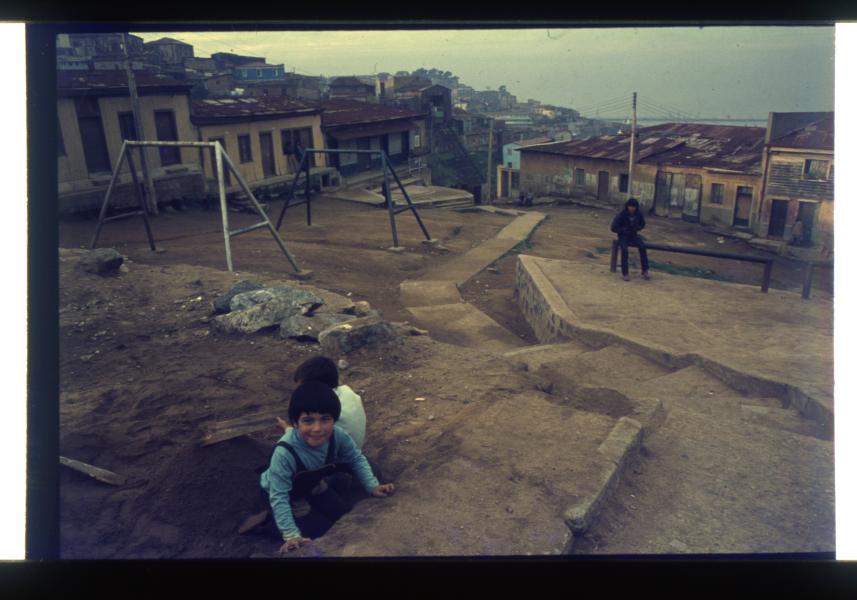 Plaza en el cerro Toro / Ascensor Perdices