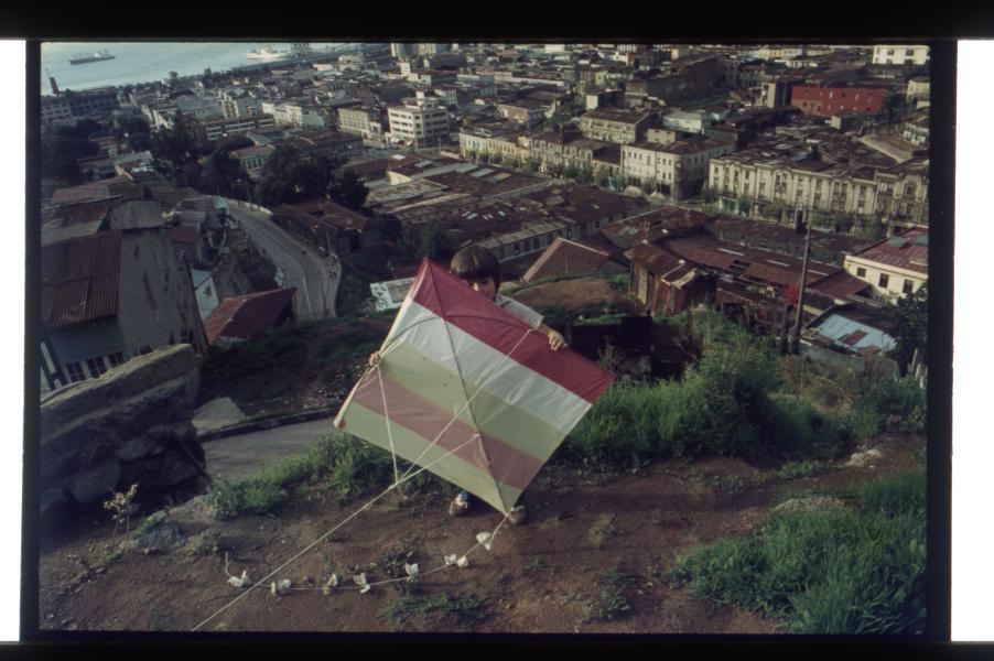 Niñas en el Cerro Lecheros. Detrás, el ascensor homónimo