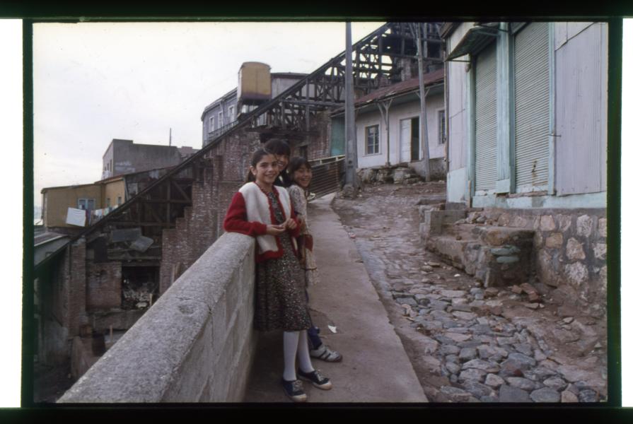 Niñas en el Cerro Lecheros. Detrás, el ascensor homónimo