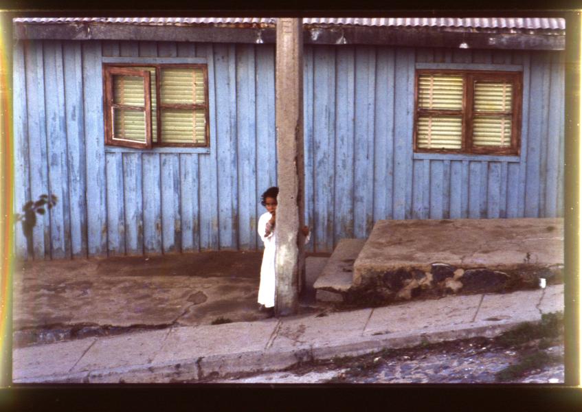 Niña con vestido de Primera Comunión