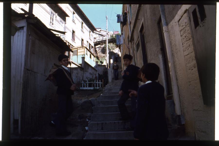 Niños de uniforme escolar, en la escalera paralela al Ascensor Florida