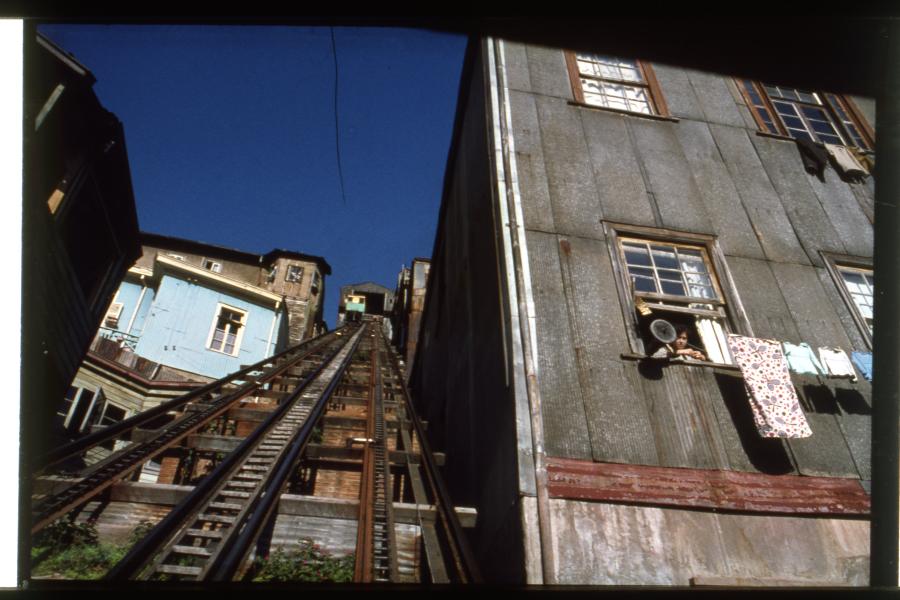 Ascensor Monjas / En una casa contigua, a un par de metros del riel, una mujer tiende su lavado