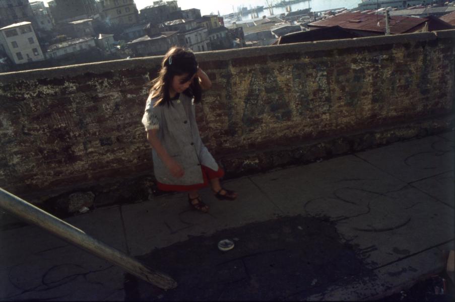 Niña juega al &quot;luche&quot; en el Cerro Santo Domingo