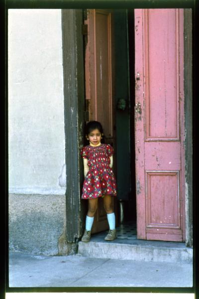 Niña en la puerta de su casa / Avenida Francia