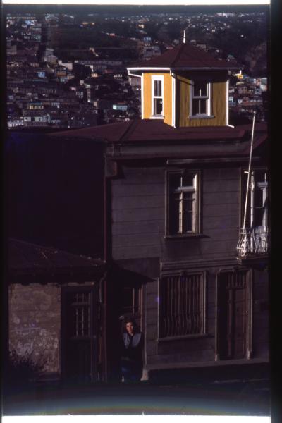 Mujer en la puerta de su casa / Cerro a determinar