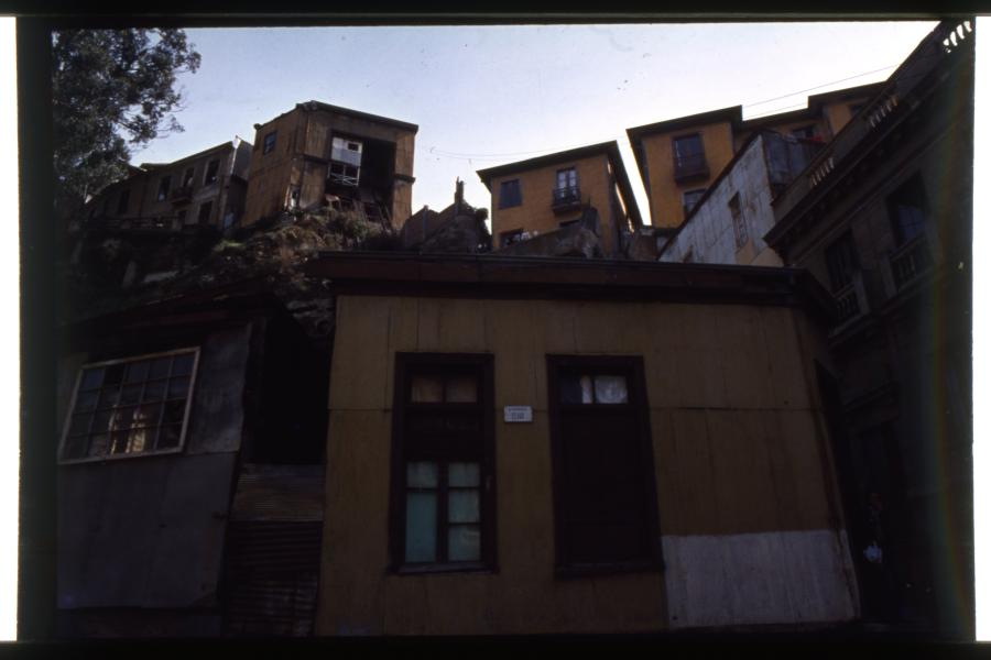 Estaciones Baja y Alta del Ascensor Reina Victoria en ruinas, y volúmenes de edificaciones del Cerro Concepción