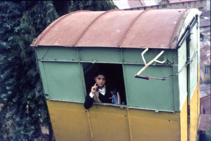 Liceana en un carro del Ascensor Larraín